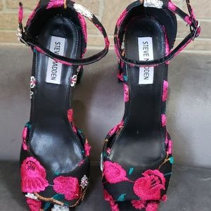 Fun, flirty floral platform sandals, size 7.5